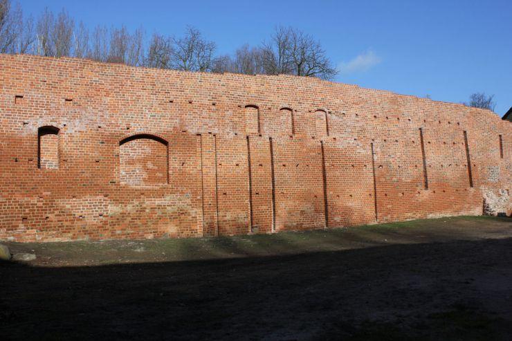 Międzyrzecz, zamek - wewnętrzne lico muru obwodowego (część północna); stan po wykonaniu prac remontowo-konserwatorskich.